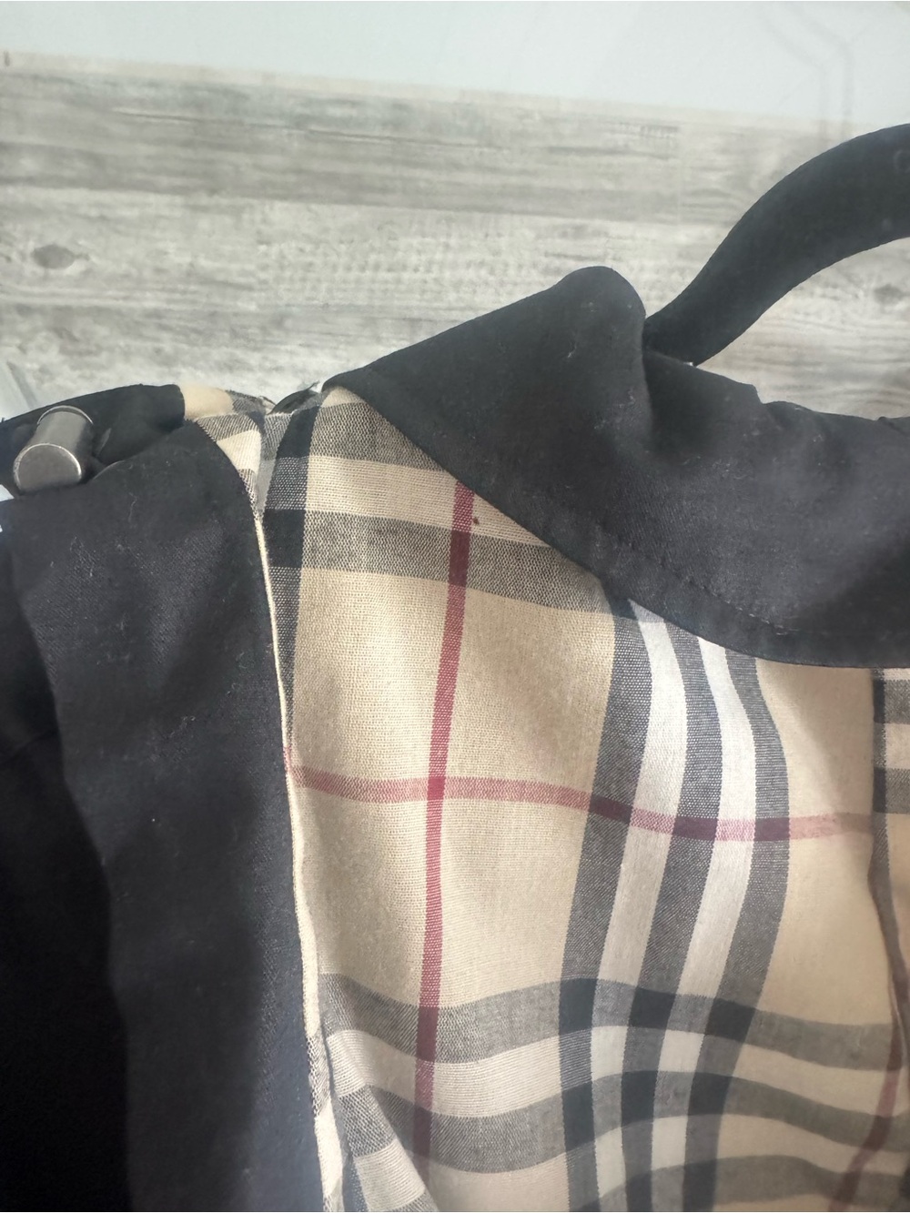 Burberry Black Trench Coat with Classic Check Lining - Picture 12 of 12